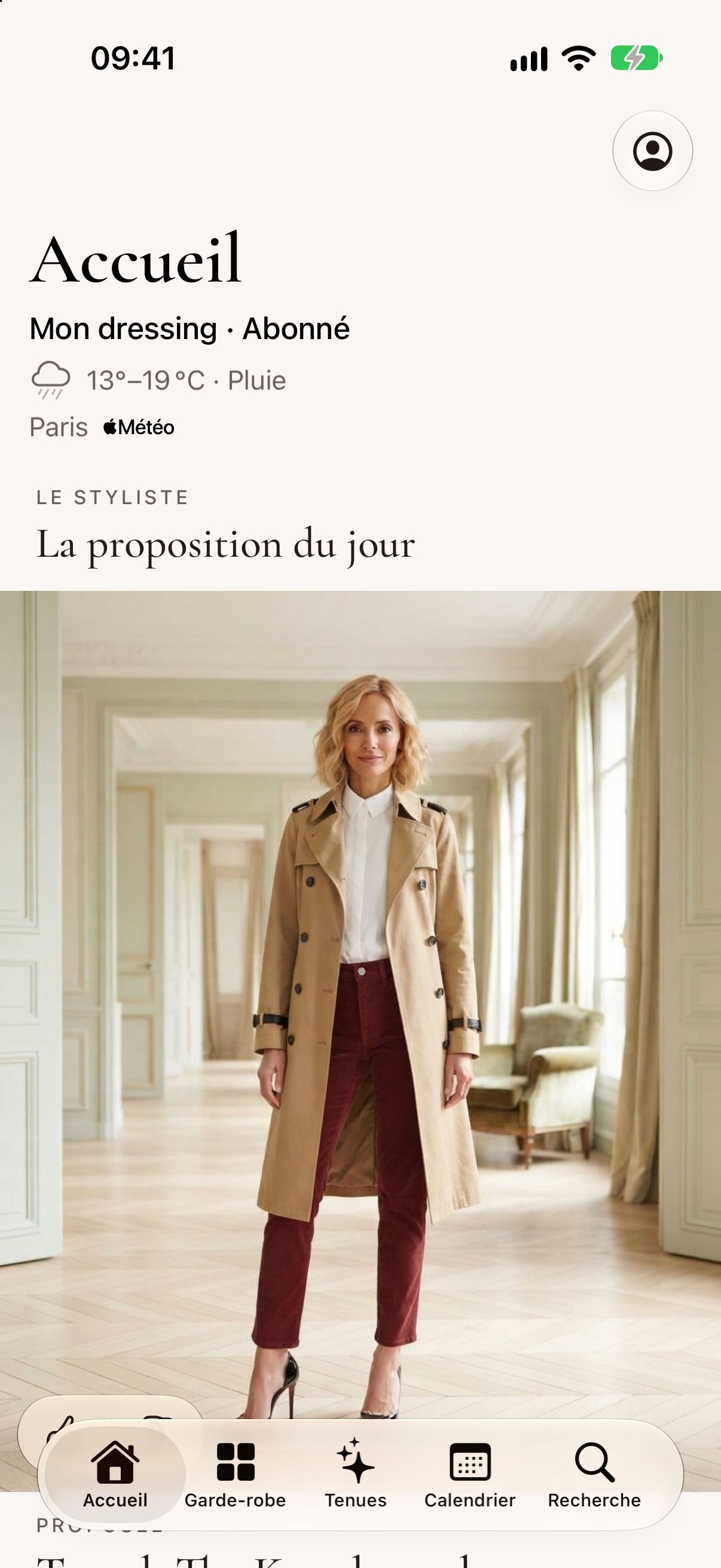 L'accueil d'Etoffa : la proposition du jour, un trench camel sur un jean bordeaux, par temps de pluie à Paris.