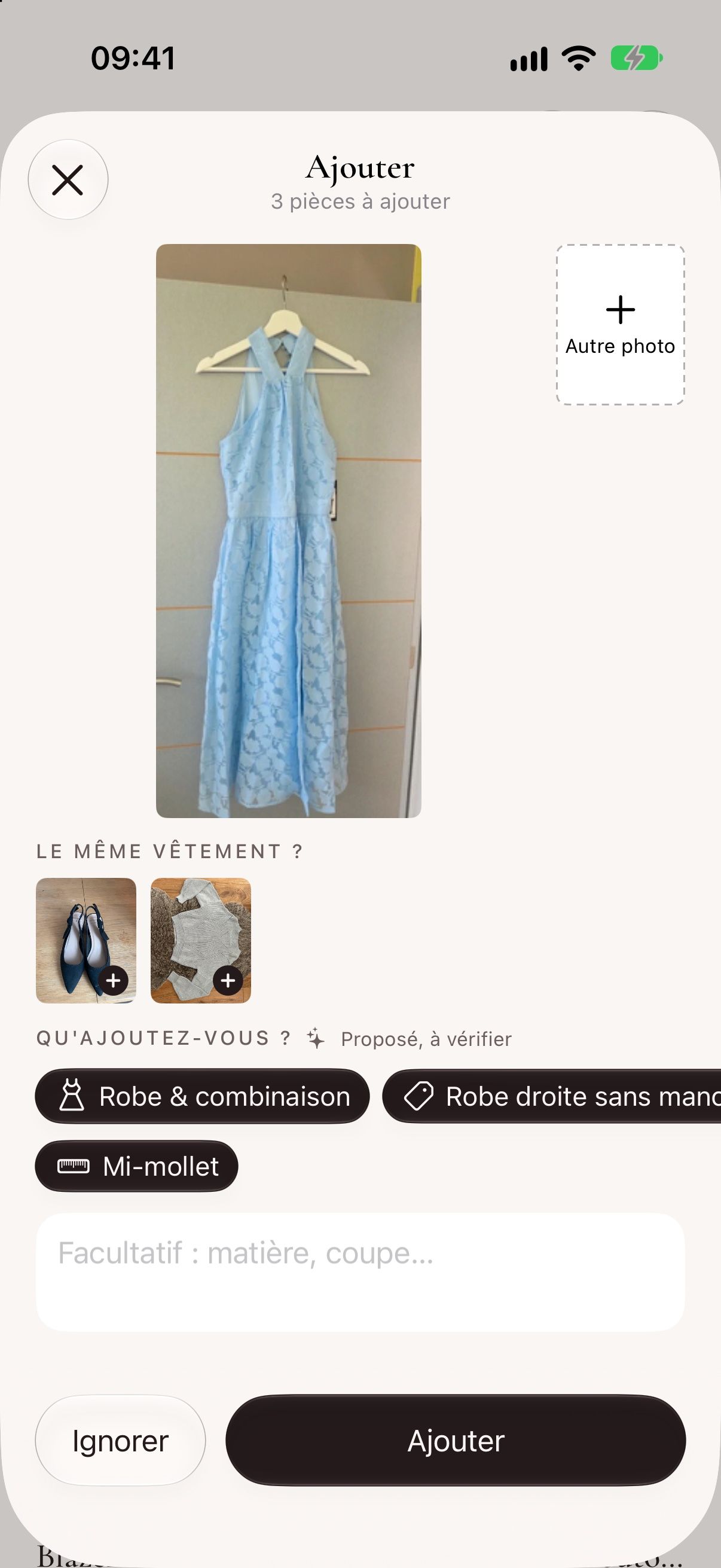 L'ajout d'une pièce : la photo d'une robe sur un cintre, reconnue comme robe droite sans manches, mi-mollet.