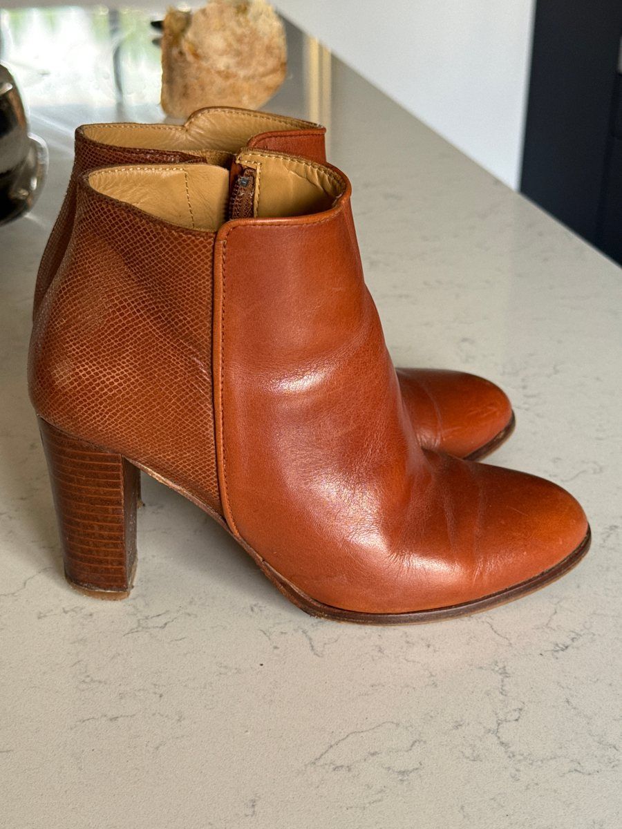 Des bottines sur un plan de travail