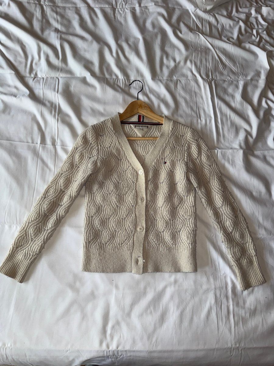 Un cardigan sur un lit défait
