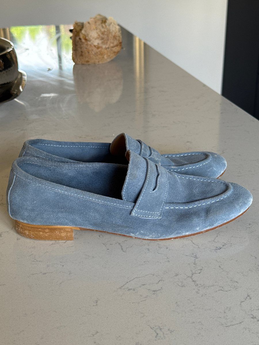 Des mocassins sur un plan de travail
